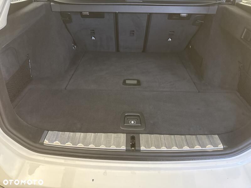 BMW Seria 3 318d MHEV - 23