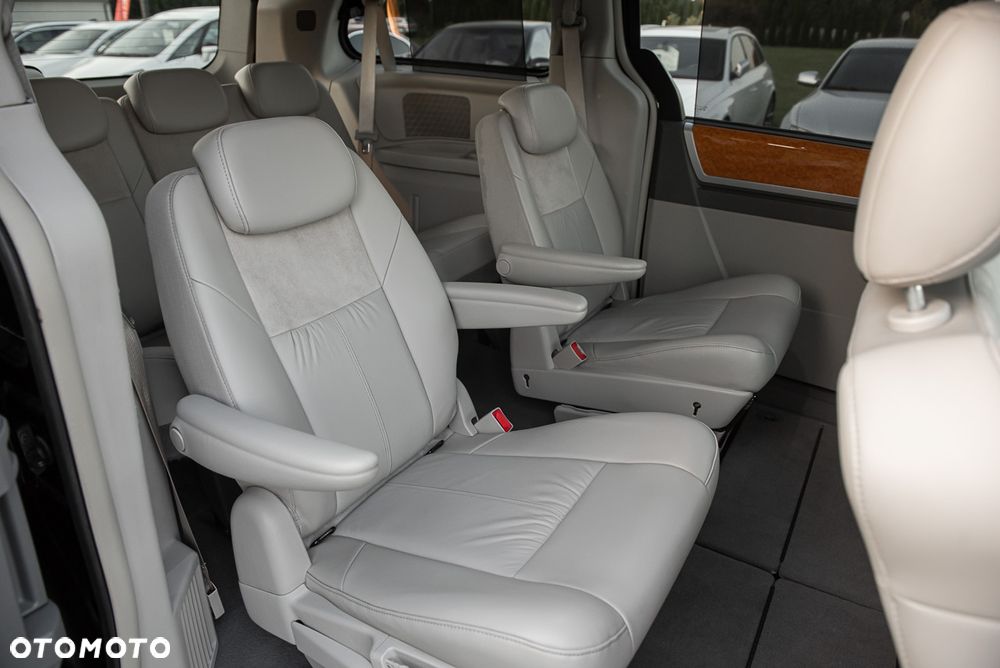 Chrysler Town & Country - 20