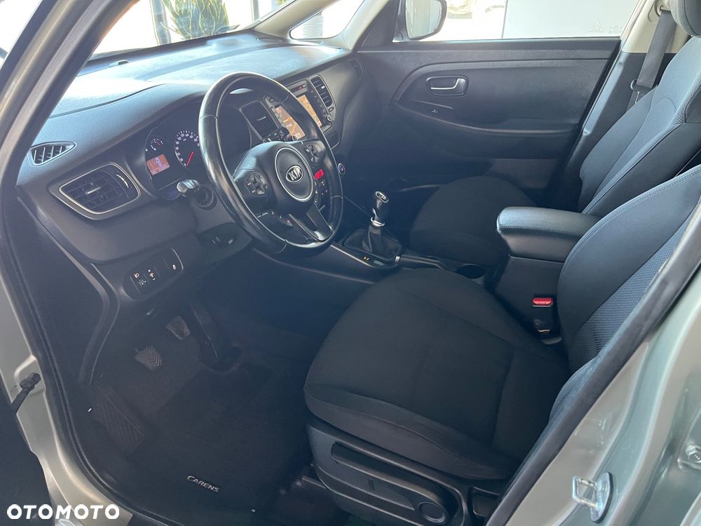 Kia Carens - 11