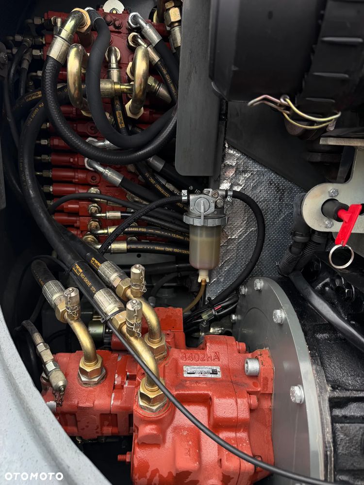 Wacker Neuson 6503 Koparka Kołowa 7ton. Nowe Podwójne Opony z felgami dodatkowe! Niski Przebieg. Maszyna w Bardzo ładnym Stanie. Pochodzi z Komuny Norweskiej. Silnik YANMAR 65KM. Zero luzów wycieków 2 łyżki Okazja. Maszyna pracowała sporadycznie przy lekkich pracach publicznych. Zero zużycia. Dekra 2026r Dokumentacja. Stabilizatory. Zamki na tłokach. 3 sekcje Hydrauliczne. Szybka wolna Jazda. Silnik YANMAR - 8