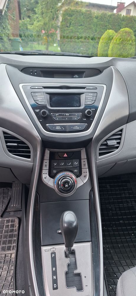 Hyundai Elantra - 4
