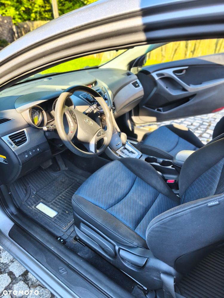 Hyundai Elantra - 10
