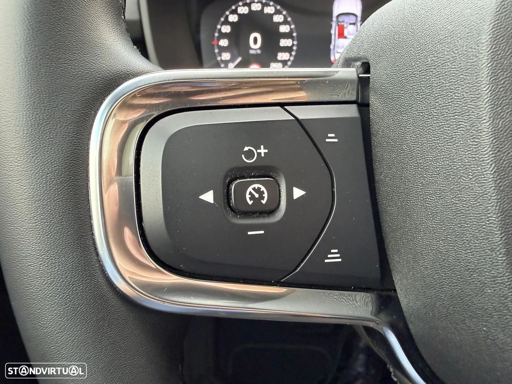 Volvo XC 40 2.0 B4 Momentum Plus - 23