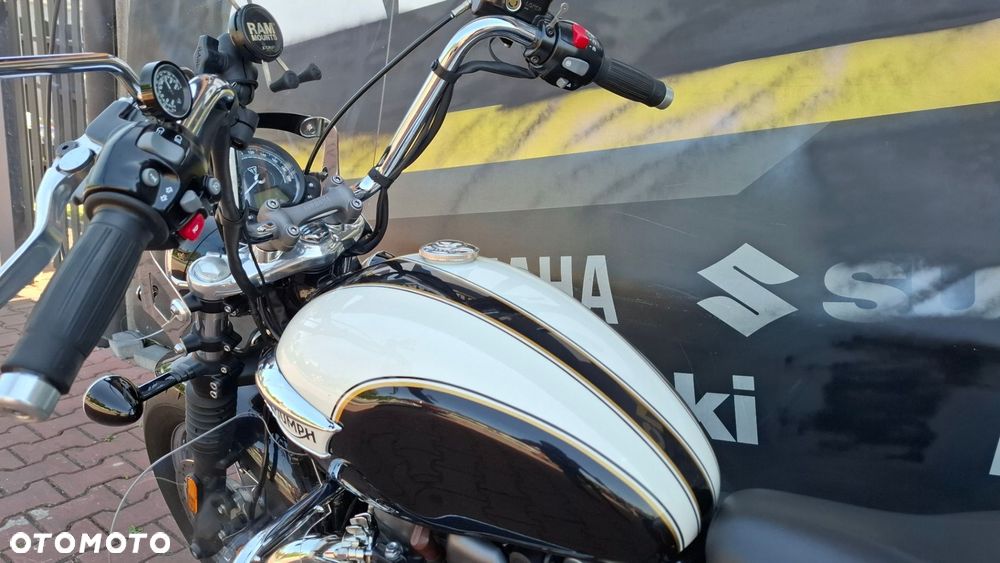 Triumph Bonneville - 18