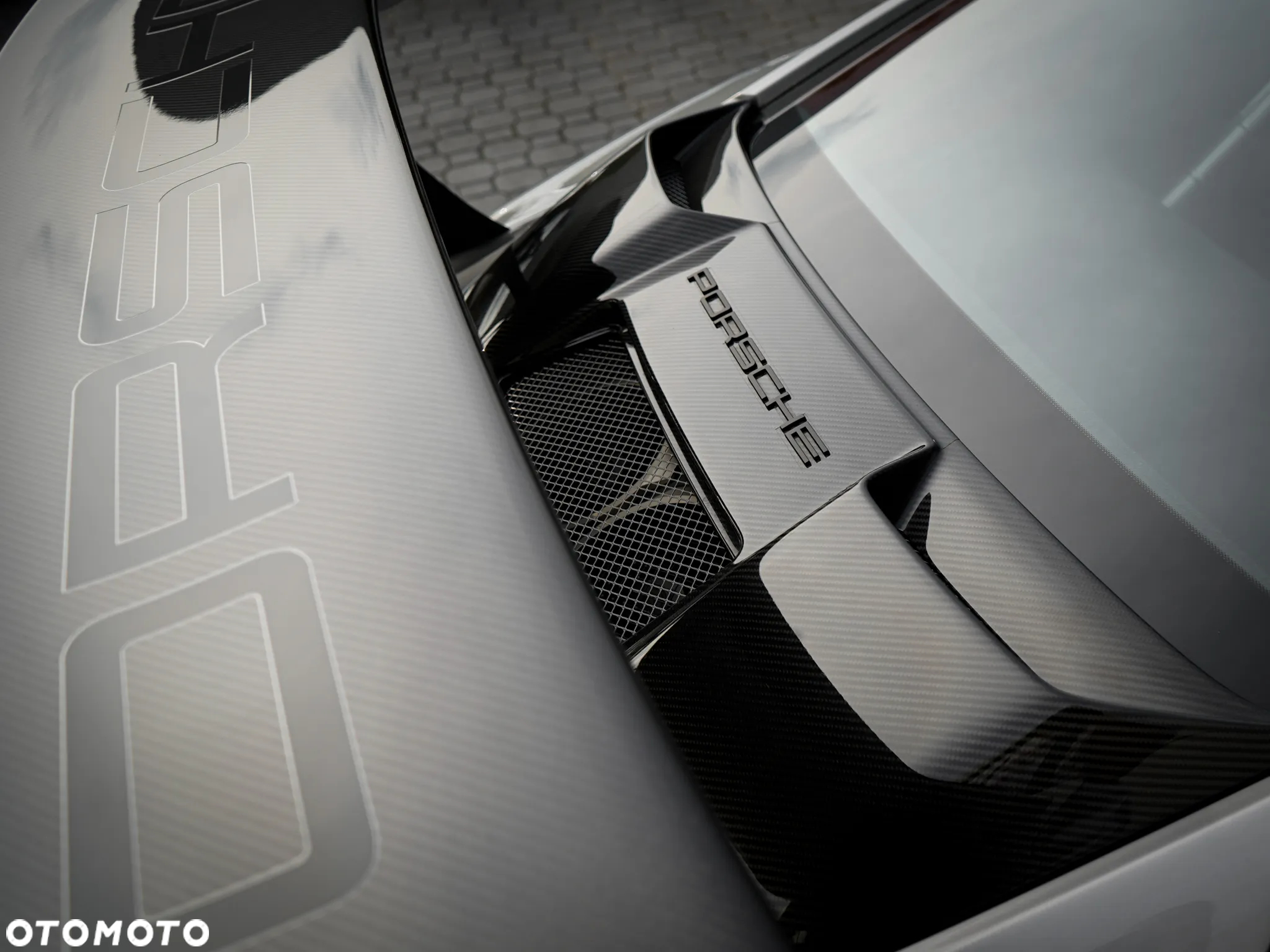 Porsche 911 GT2 RS - 13