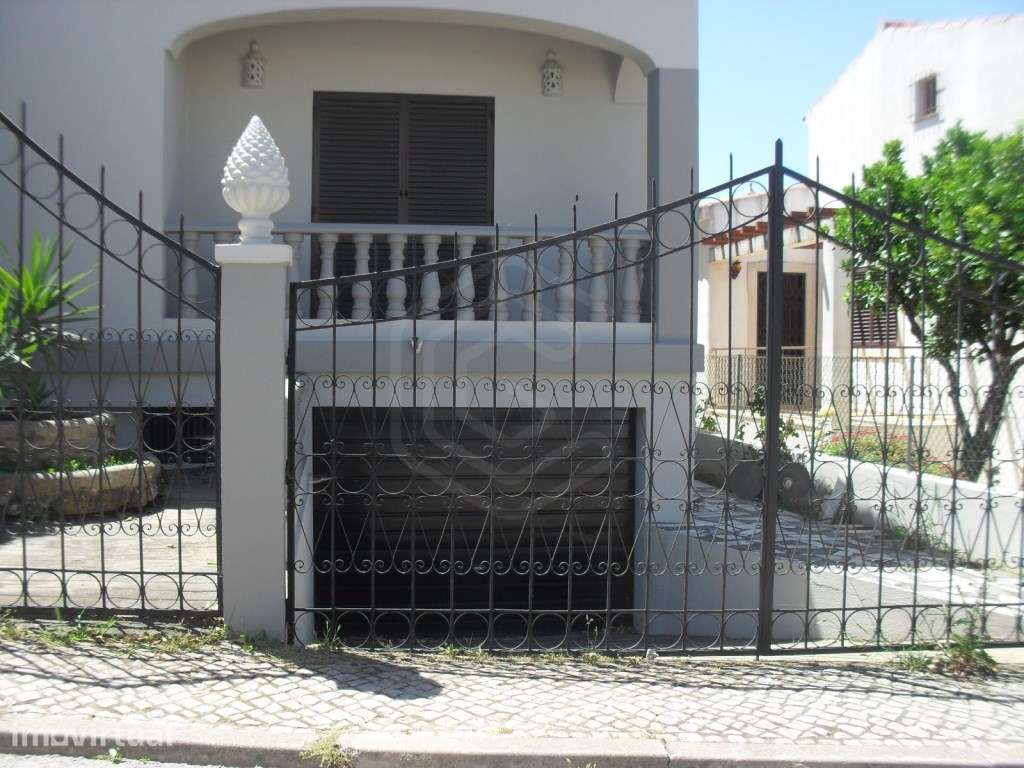 Moradia V4 a pouco minutos do centro da cidade de Loulé, Algarve - Grande imagem: 4/38