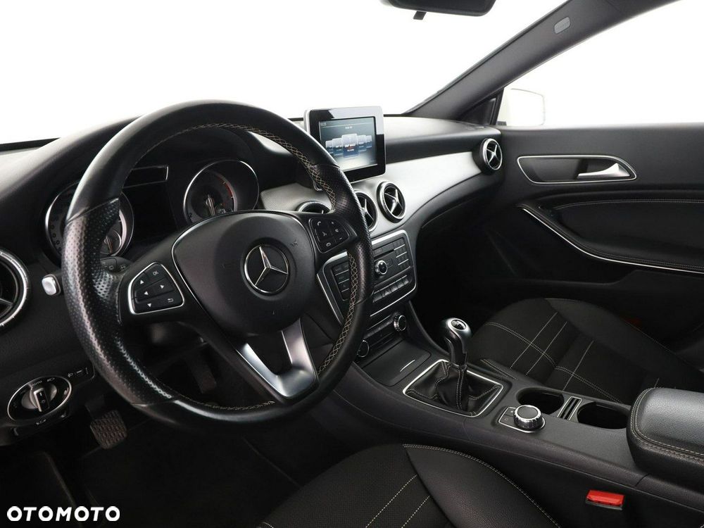 Mercedes-Benz CLA 180 Urban - 15