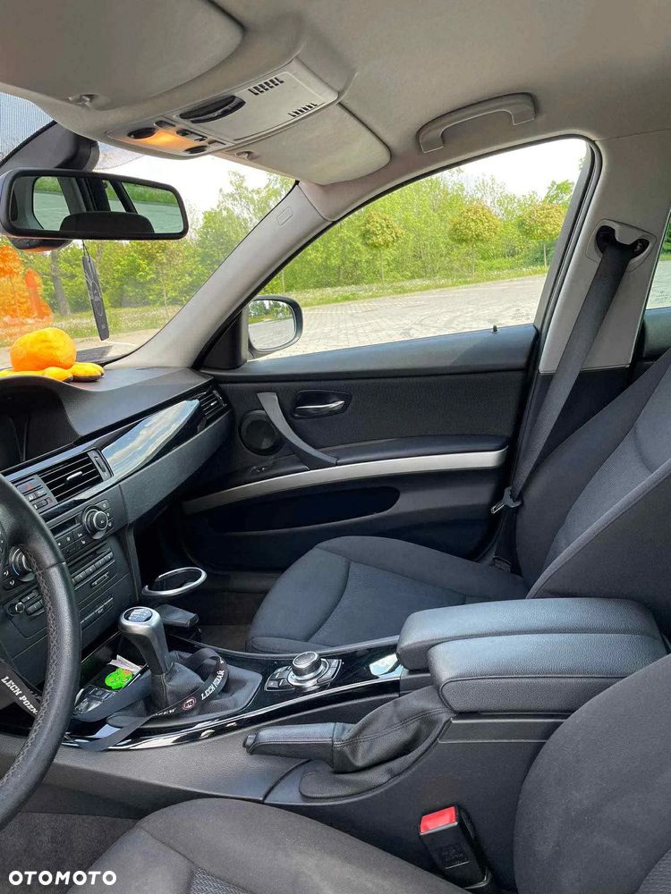 BMW Seria 3 320d DPF Touring - 11
