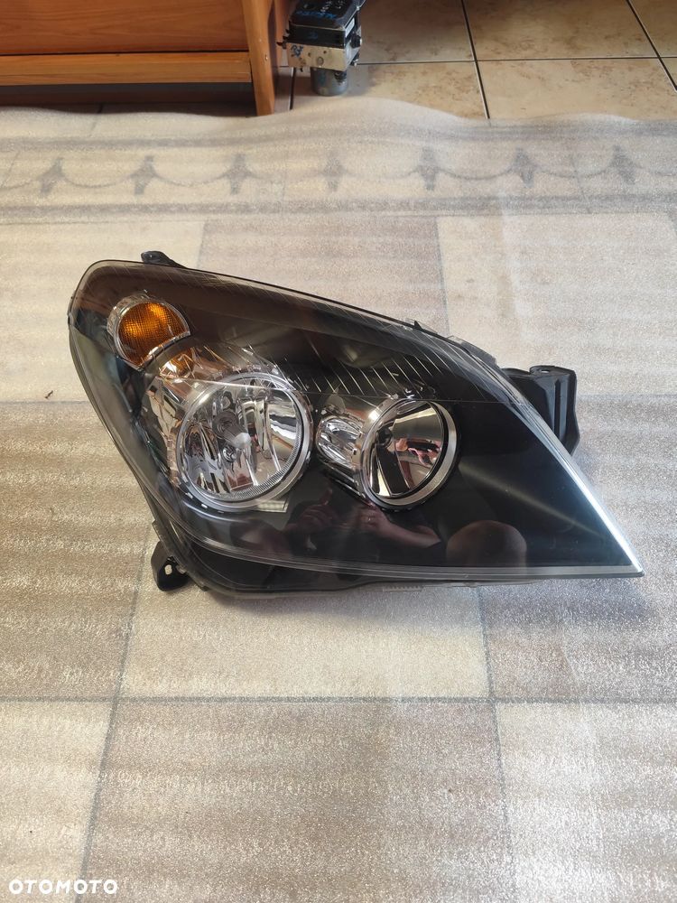 Reflektor Prawy Opel Astra H Ciemny