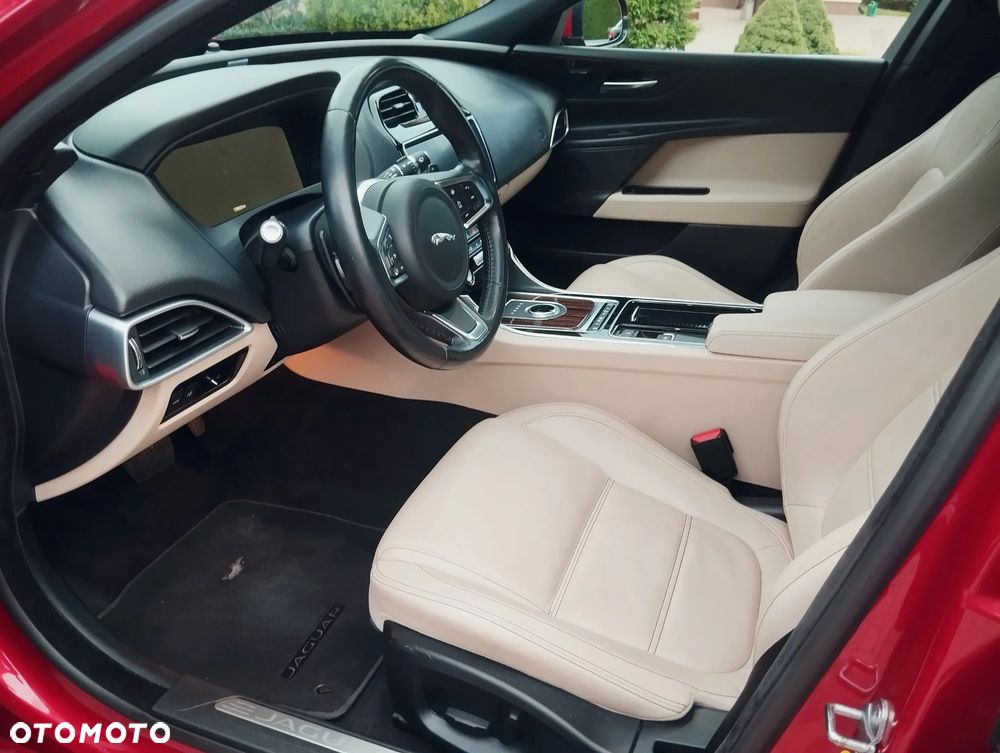 Jaguar XE 20t R-Sport - 9