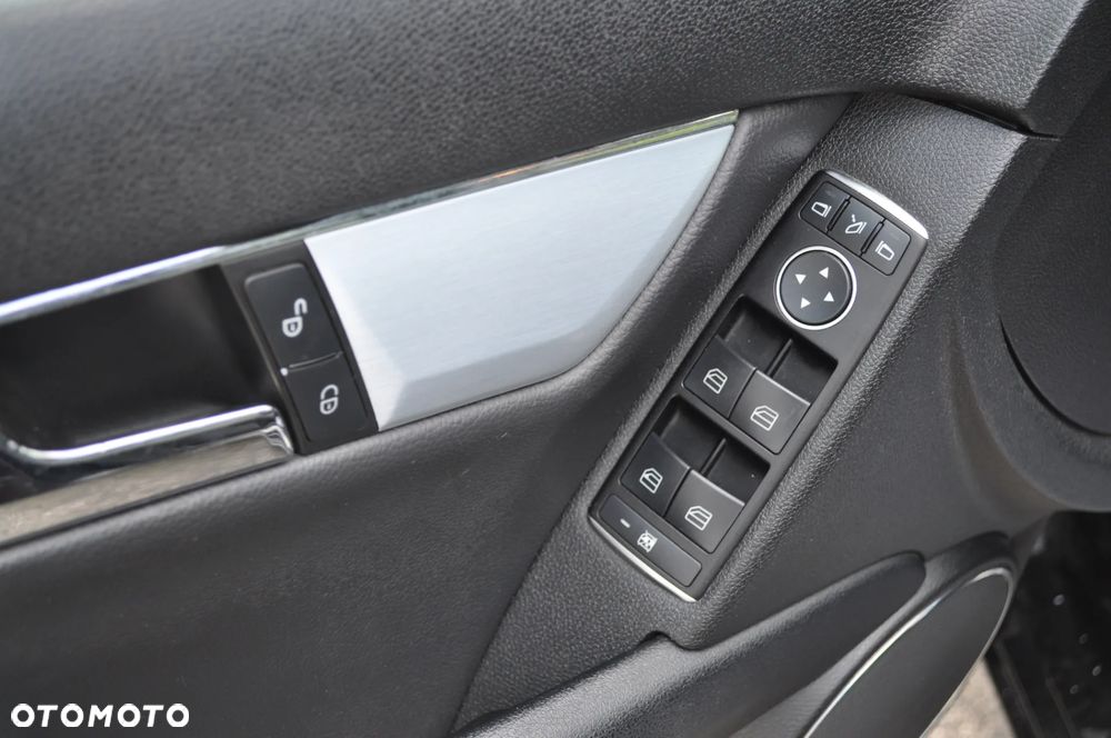 Mercedes-Benz Klasa C 200 CGI Automatik BlueEFFICIENCY Avantgarde - 21