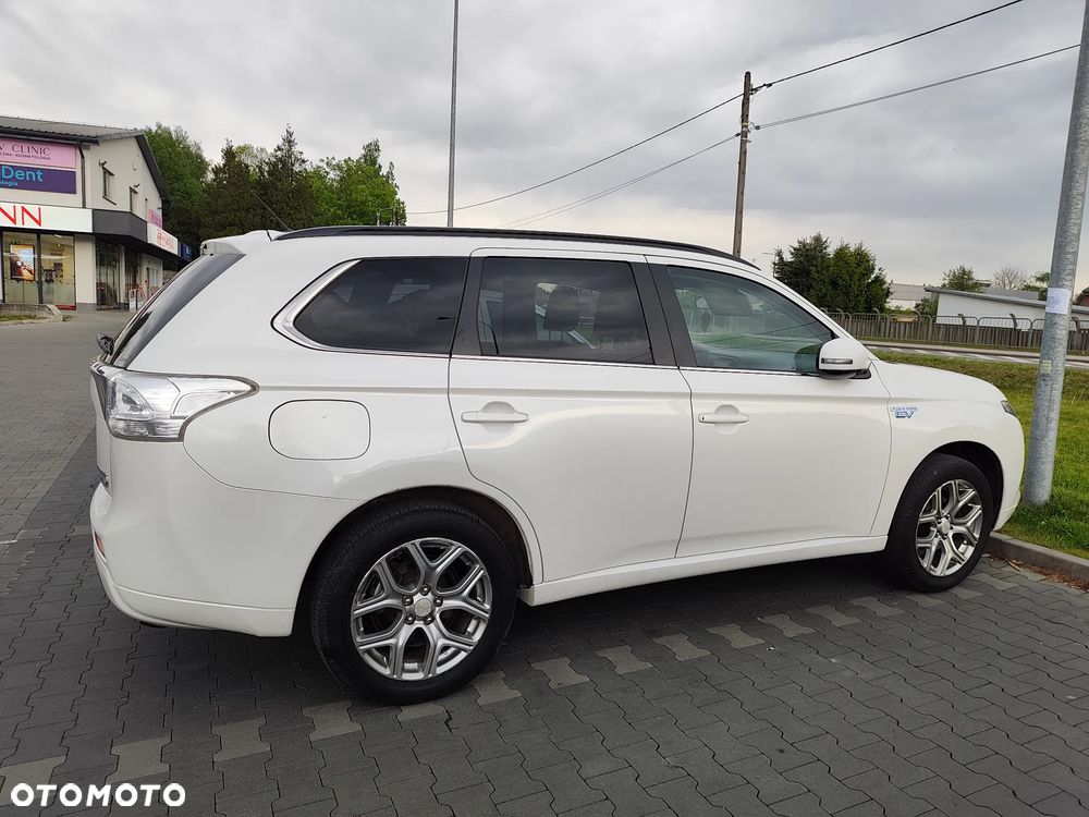 Mitsubishi Outlander Instyle NAVI + - 22