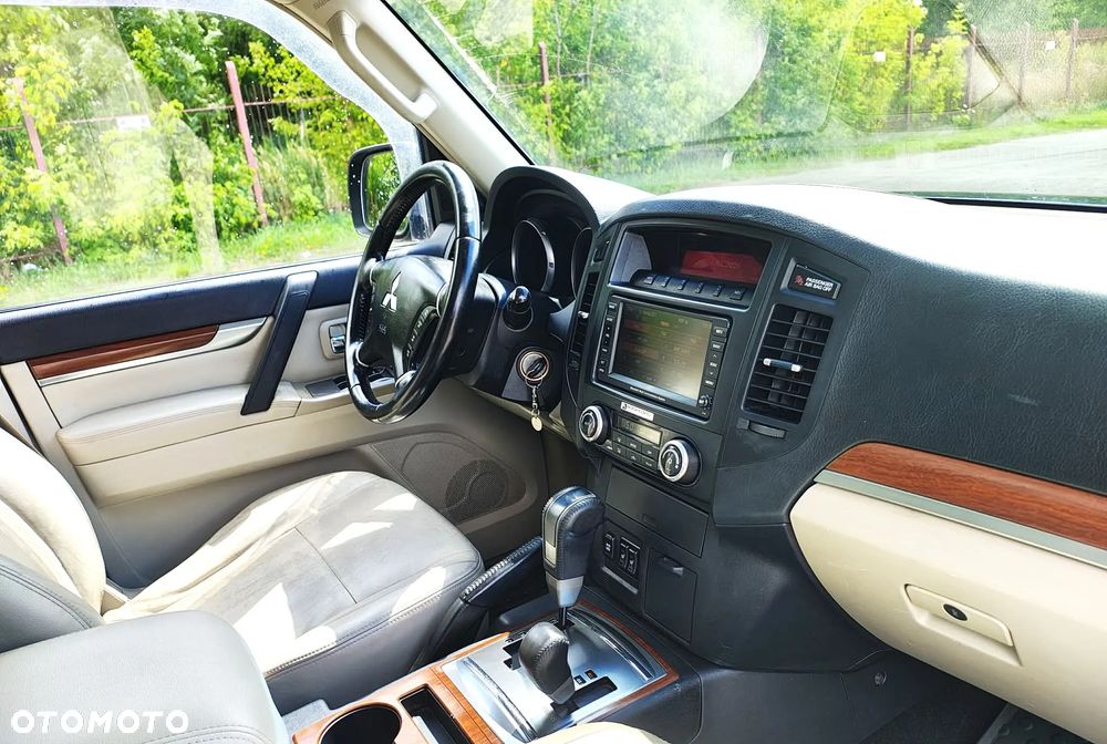 Mitsubishi Pajero - 28