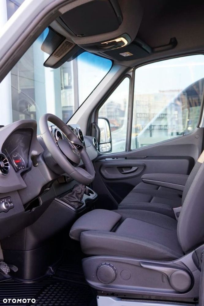 Mercedes-Benz Sprinter - 12