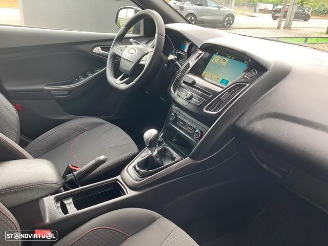 Ford Focus 1.0 EcoBoost S&S ST-Line - 33
