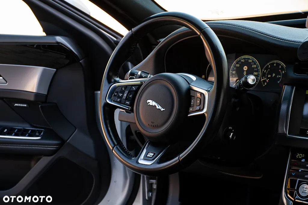 Jaguar XF 2.0 T R-Sport - 30
