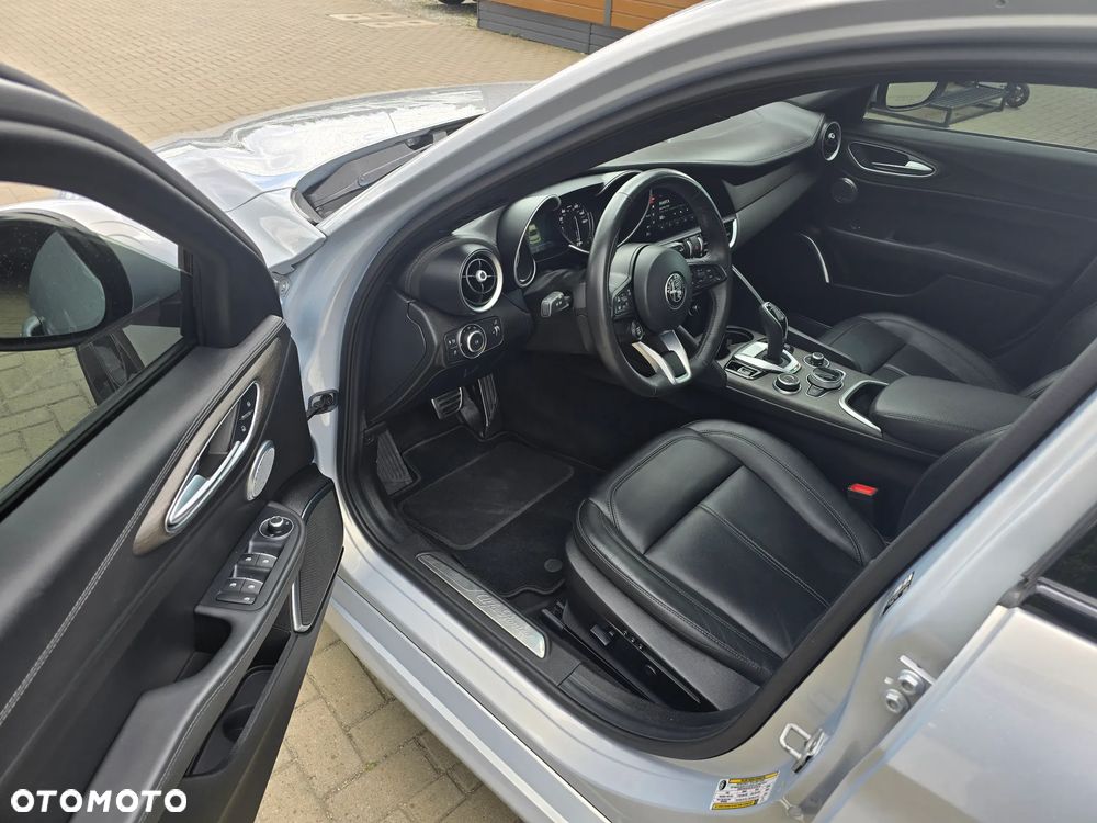 Alfa Romeo Giulia - 8