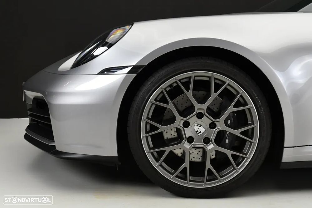 Porsche 911 (992) Carrera - 4