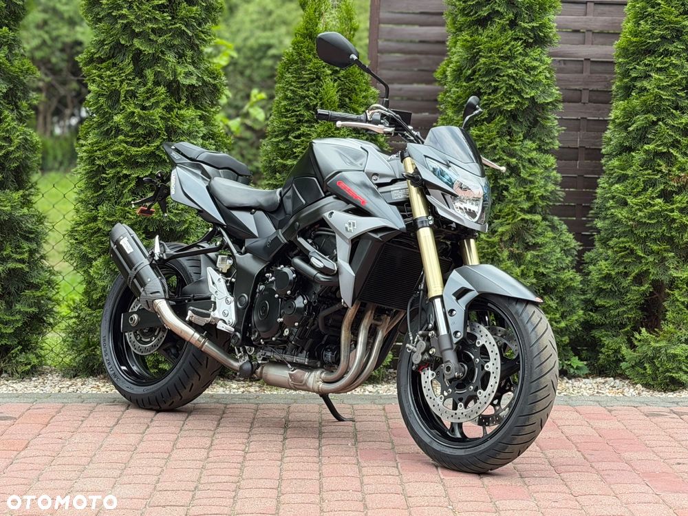 Suzuki GSR - 1