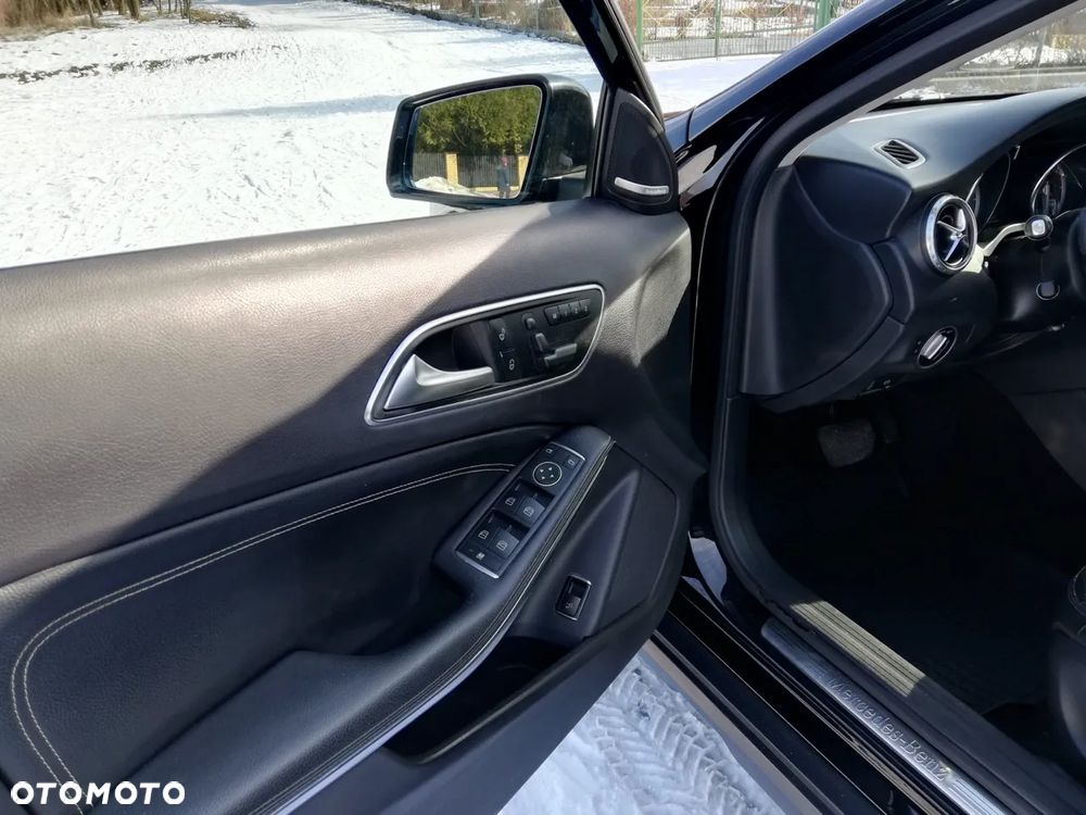 Mercedes-Benz GLA 250 4Matic 7G-DCT - 16