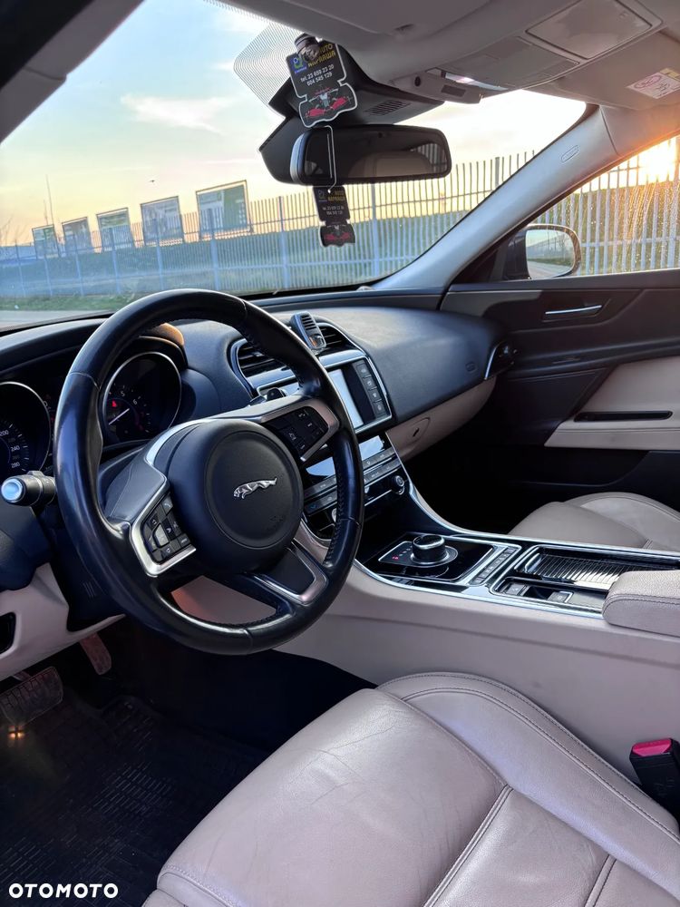 Jaguar XE 2.0 T Prestige - 7