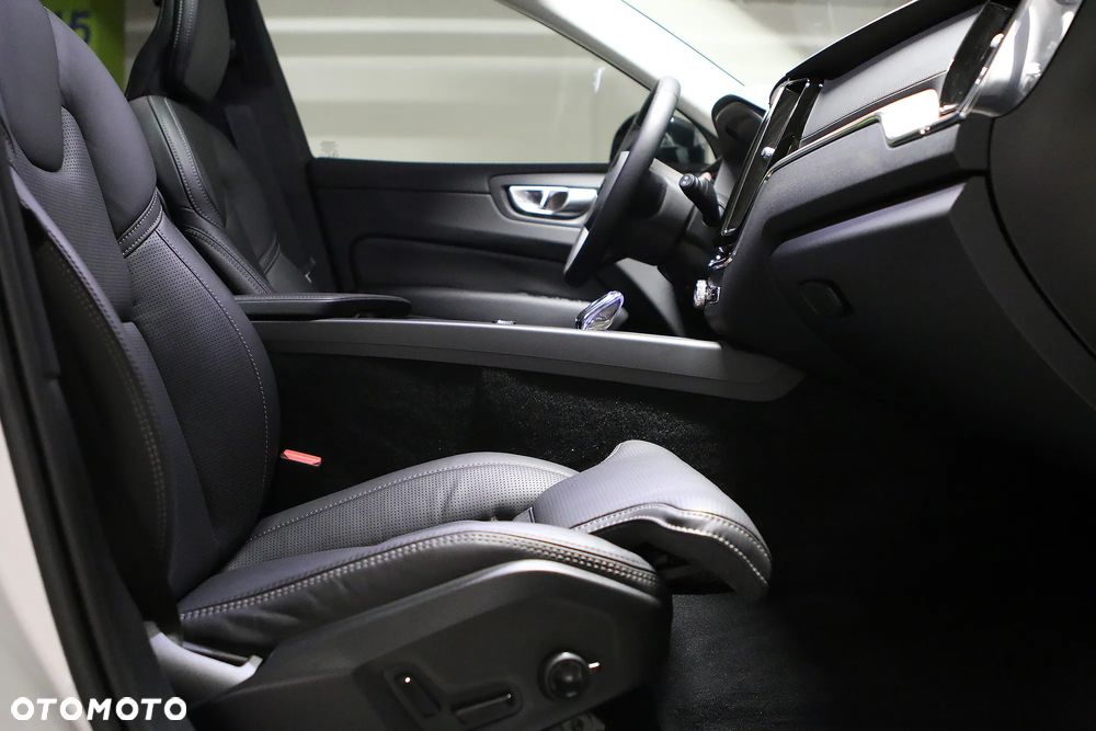 Volvo XC 60 B5 B AWD Ultra Black Edition - 26