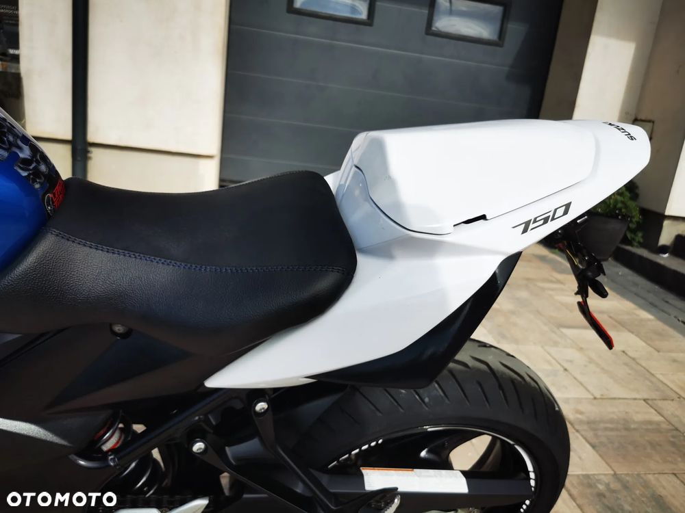 Suzuki GSR - 8