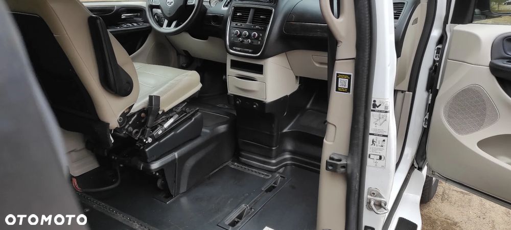 Dodge Caravan - 10