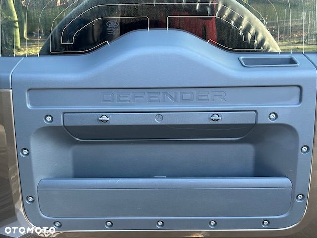 Land Rover Defender - 29
