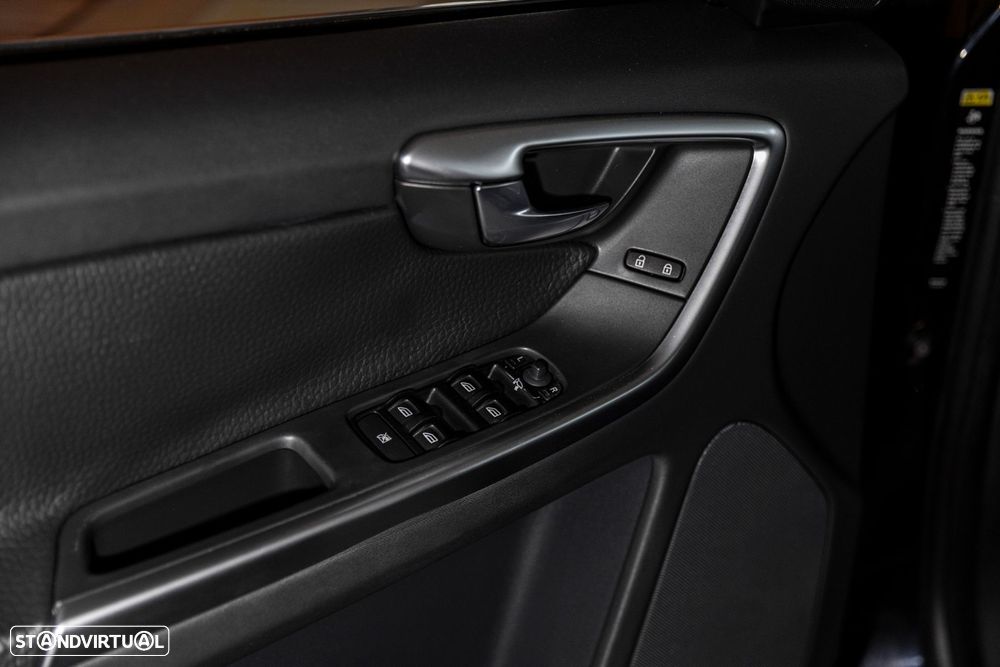 Volvo XC 60 D5 Momentum Geartronic - 21