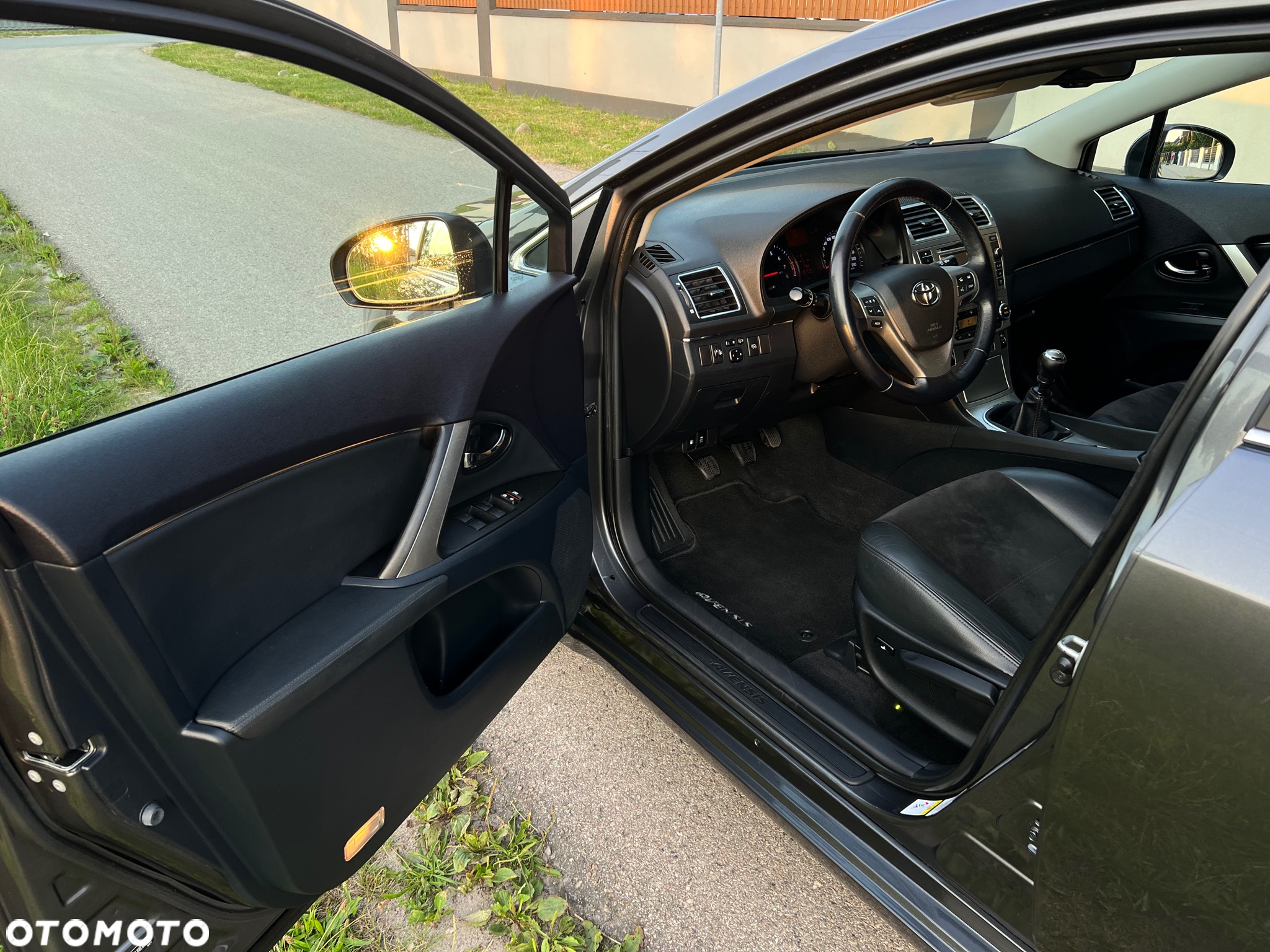 Toyota Avensis 1.8 Premium - 19