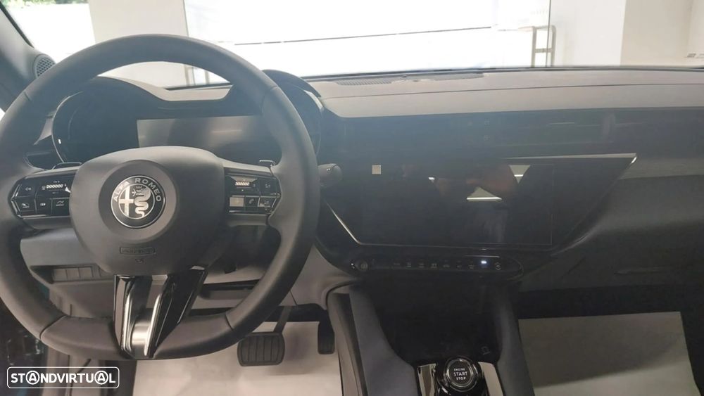 Alfa Romeo Junior 1.2 Intensa eDCT6 - 9