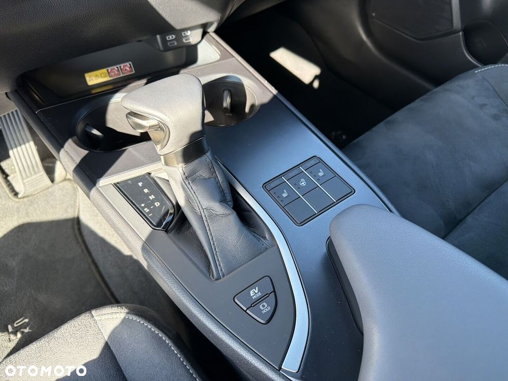 Lexus UX 250h GPF Business 2WD - 21
