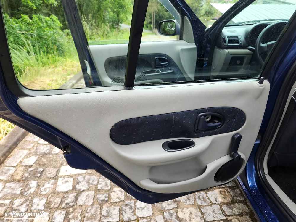 Renault Clio 1.2 16V Privilège - 14