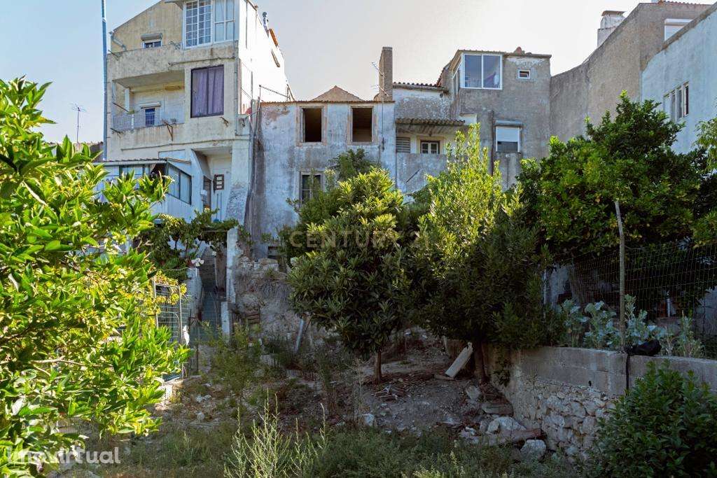 Prédio com 3 pisos e logradouro para remodelação total e localizado em - Grande imagem: 2/17