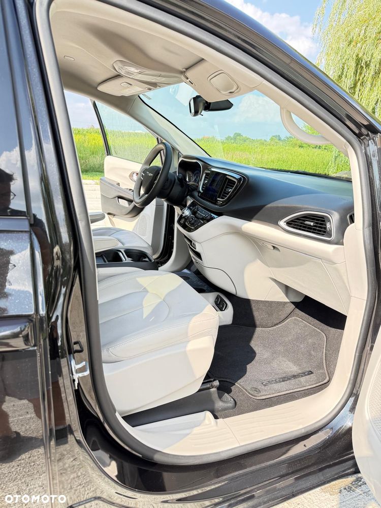 Chrysler Pacifica - 23