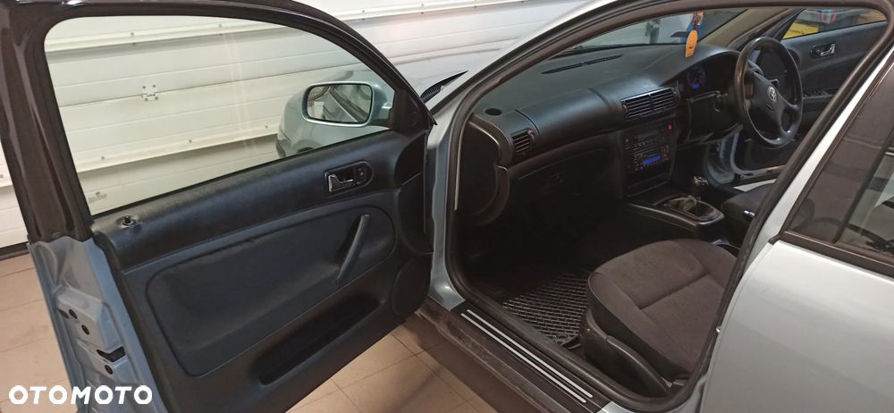 Volkswagen Passat 1.9 TDI Comfortline - 22