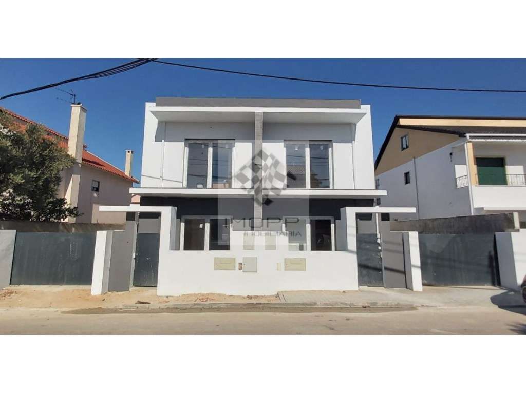 Fantástica Moradia Geminada T3 na Quinta das Laranjeiras - Grande imagem: 2/35