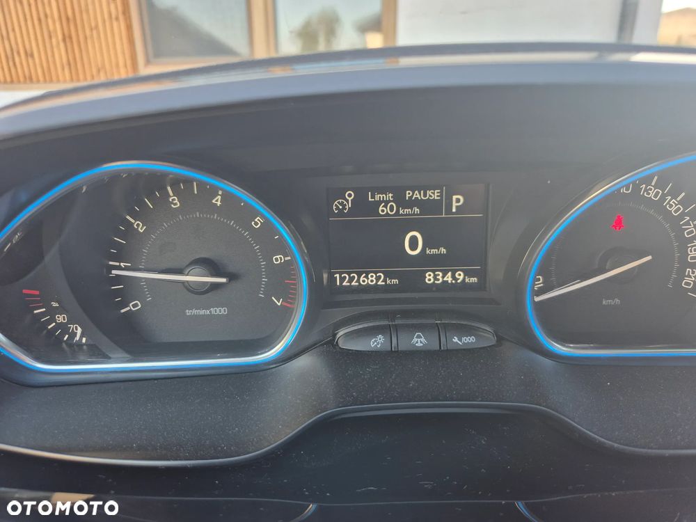 Peugeot 2008 1.2 Pure Tech GPF Allure S&S EAT6 - 9