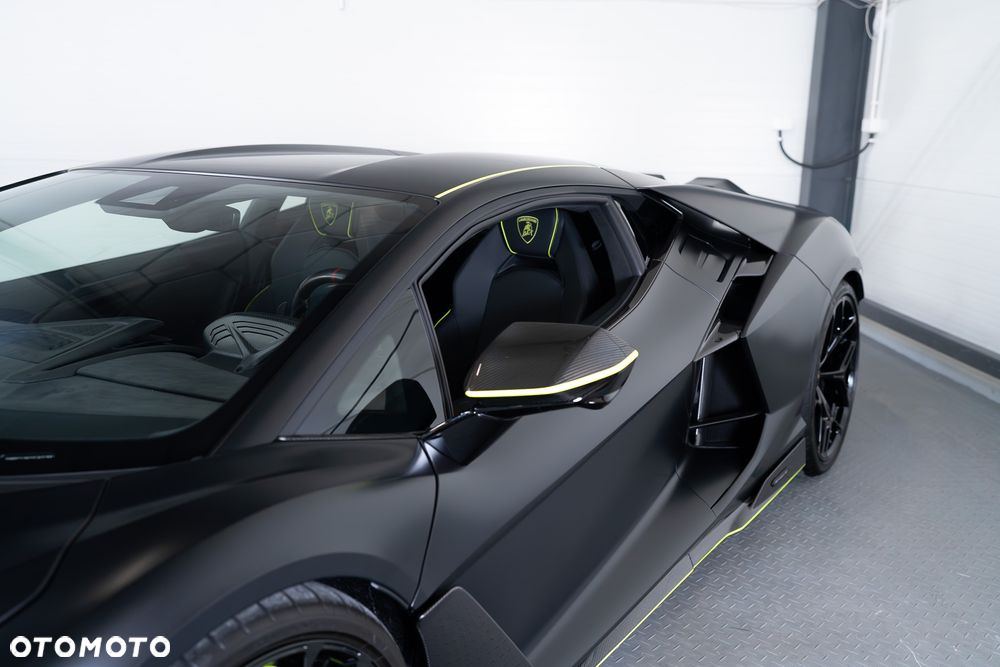 Lamborghini Revuelto - 8