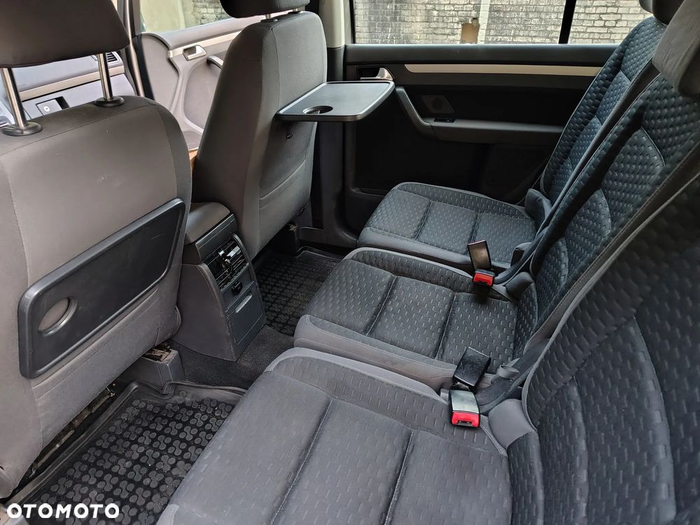 Volkswagen Touran - 10