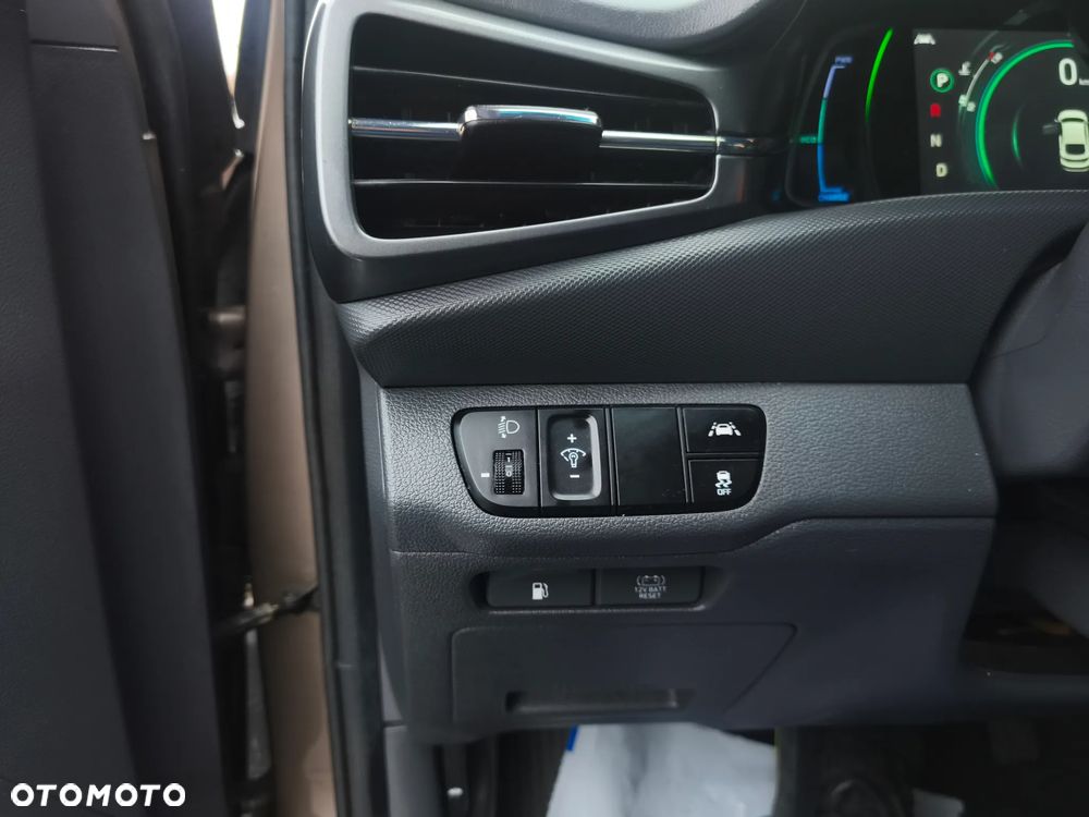 Hyundai IONIQ Hybrid Business - 17