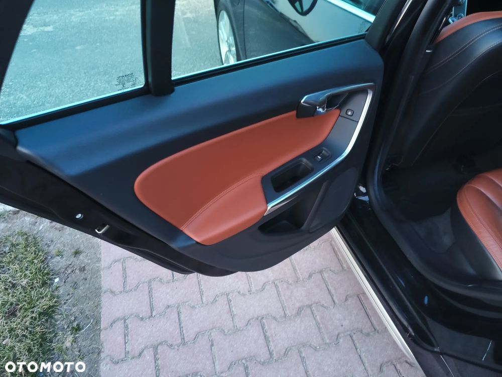 Volvo V60 D6 AWD Plug-in Hybrid R-Design Momentum - 15
