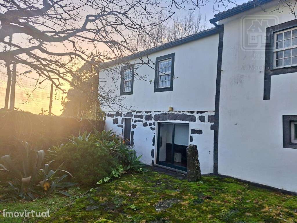 VENDA de AMPLA MORADIA ISOLADA com VASTO JARDIM e TERRENO - Horta, ... - Grande imagem: 4/60