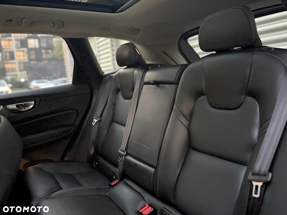 Volvo XC 60 B5 B AWD Ultimate Dark - 19