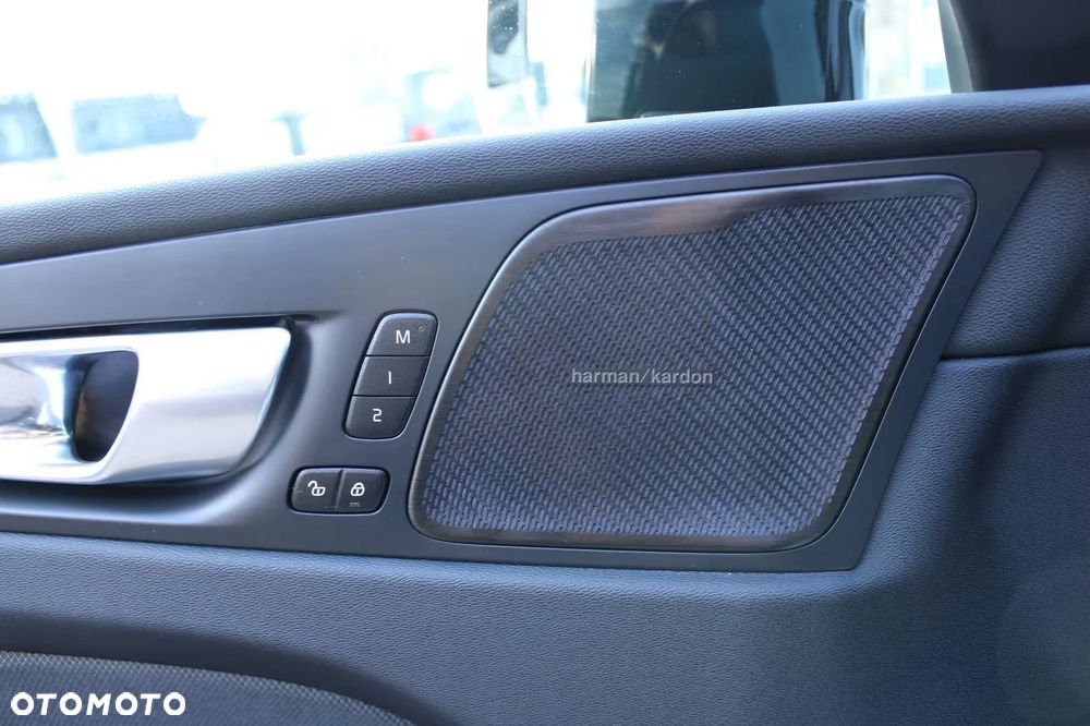 Volvo XC 60 B5 B AWD Plus Black Edition - 11