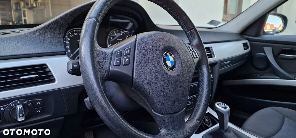 BMW Seria 3 318i - 11
