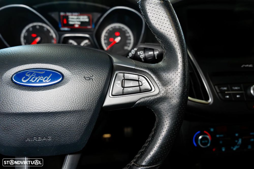 Ford Focus 2.0 EcoBoost ST c/ Pack Pele Desportiva - 44