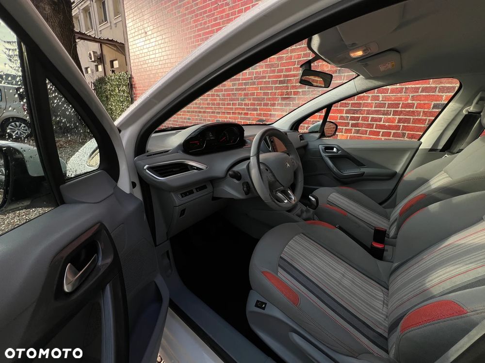 Peugeot 208 - 8