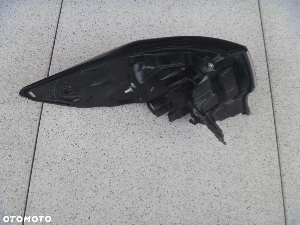 TOYOTA COROLLA E21 KOMBI LAMPA TYLNA PRAWA ŁADNA V352/010R  ORYGINAŁ - 2